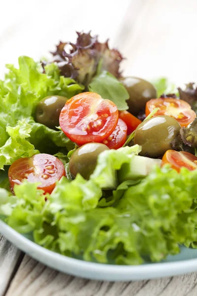 Salada Fresca Com Tomate Azeitonas Alface Pepino — Fotografia de Stock