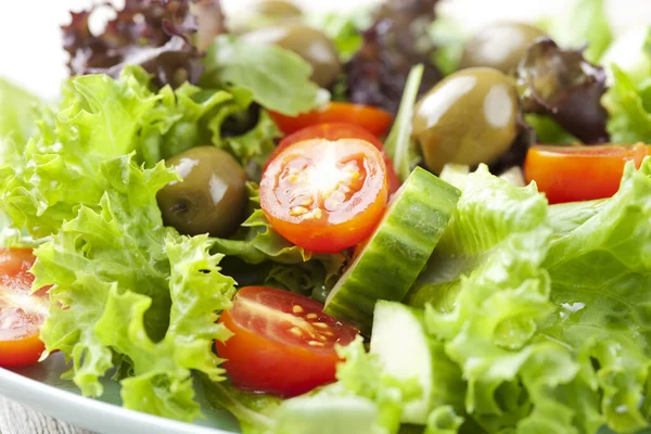 Ensalada Fresca Con Tomates Aceitunas Lechuga Pepino —  Fotos de Stock