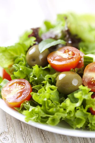 Salada Fresca Com Tomate Azeitonas Alface Pepino — Fotografia de Stock