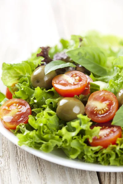 Salada Fresca Com Tomate Azeitonas Alface Pepino — Fotografia de Stock