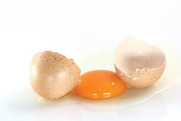 Ovo Com Manchas Isoladas Conceitos Comida Fundo Branco — Fotografia de Stock