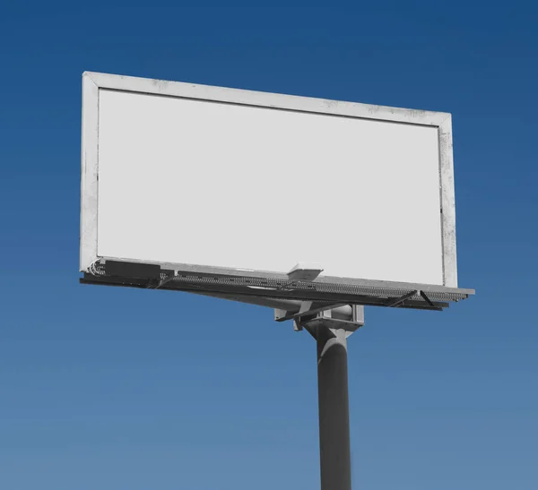 Κενή Διαφημιστική Πινακίδα Σκούρο Μπλε Ουρανό Μονοπάτι Για Διαφημιστική Περιοχή — Φωτογραφία Αρχείου