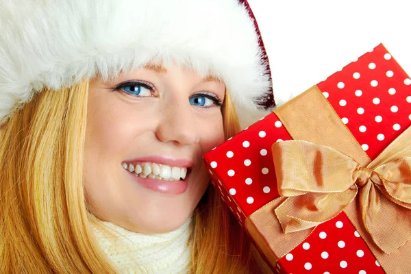 Güzel Sarışın Kadın Elinde Noel Hediyesi Tutuyor Gülümsüyor — Stok fotoğraf