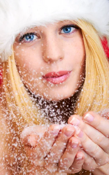 雪を吹いている美しいブロンドの女性 — ストック写真