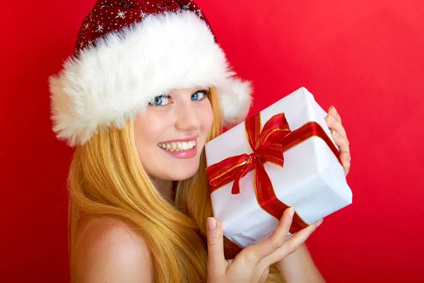 Güzel Sarışın Kadın Elinde Noel Hediyesi Tutuyor Gülümsüyor — Stok fotoğraf