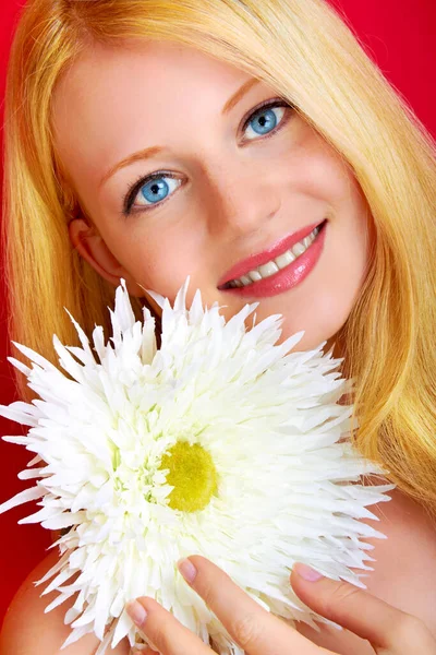 Portrait Une Jeune Belle Fille Blonde Avec Des Fleurs — Photo