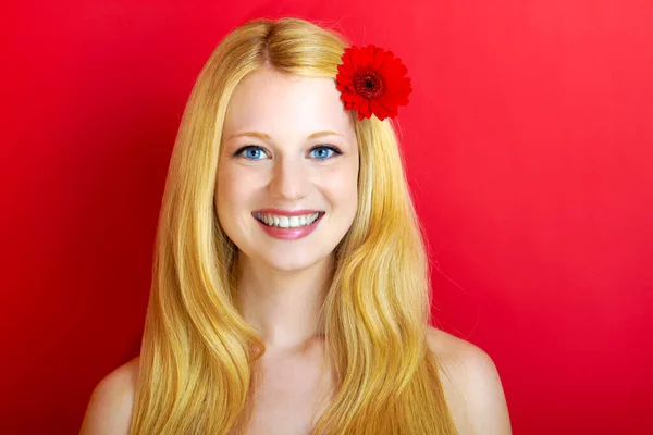 Retrato Una Joven Hermosa Rubia Con Flor Blanca — Foto de Stock