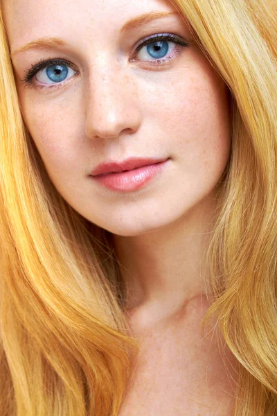 Porträt Eines Schönen Blonden Mädchens Mit Starken Und Gesunden Haaren — Stockfoto