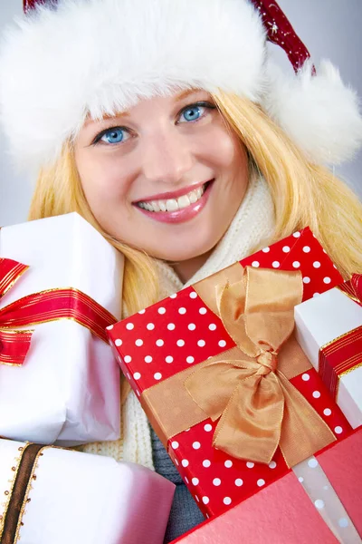 Schöne Blonde Frau Hält Ein Weihnachtsgeschenk Und Lächelt — Stockfoto