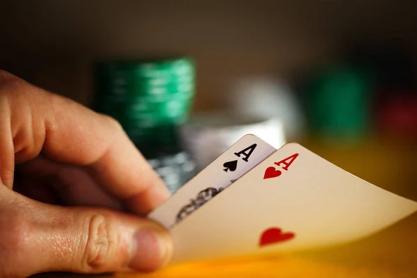 Vysoké Sázky Dvě Esa Pokeru Ruku — Stock fotografie