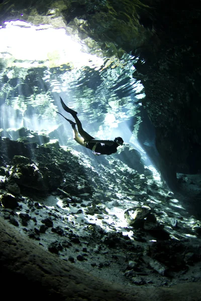 Uma Jovem Fêmea Mergulha Livre Para Explorar Cavernas Profundas Água — Fotografia de Stock