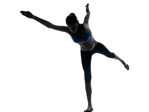 一位行使瑜伽站在一条腿在孤立在白色背景上的侧面影像工作室的白种女人 — 图库照片