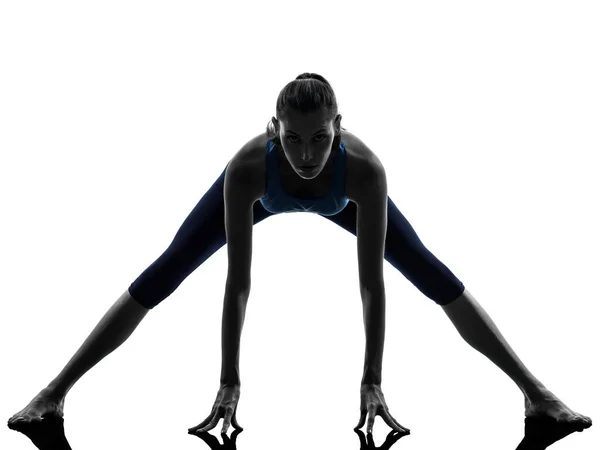 Uma Mulher Caucasiana Exercitando Ioga Alongamento Pernas Aquecidas Estúdio Silhueta — Fotografia de Stock