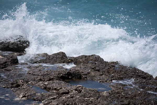 海岸で波が砕ける — ストック写真