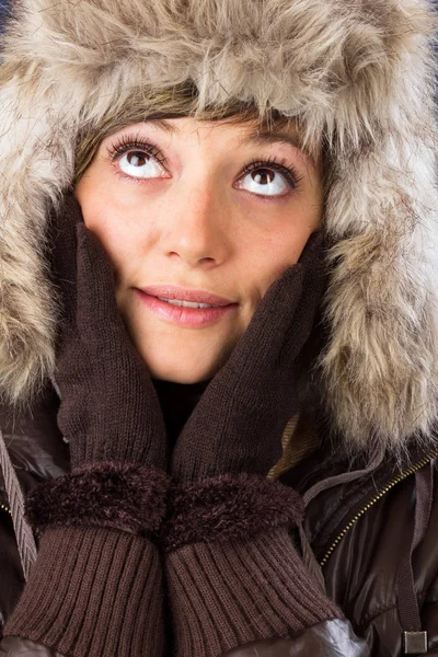 Χαμογελαστή Όμορφη Γυναίκα Χειμωνιάτικα Ρούχα Μεγάλα Φωτεινά Μάτια Φωτογραφία Χειμερινό — Φωτογραφία Αρχείου