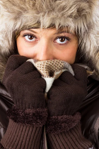 Bela Mulher Com Grandes Olhos Brilhantes Roupas Inverno Cobrindo Seu — Fotografia de Stock