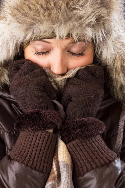 Piękna Kobieta Zamkniętymi Oczami Zimowych Ubraniach Przykrywających Jej Twarz Aby — Zdjęcie stockowe