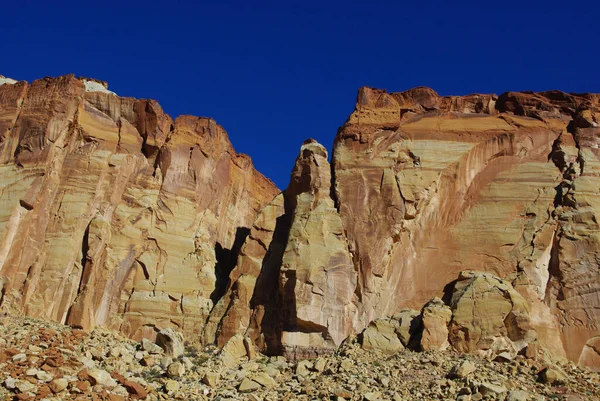 Hermosa Pared Roca Bajo Cielo Azul Arrecife Capitol Utah — Foto de Stock
