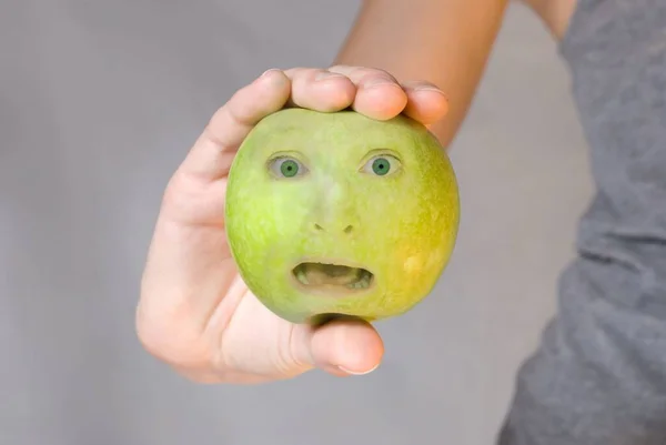 Les Mains Tient Une Pomme Verte Visage Craintif — Photo