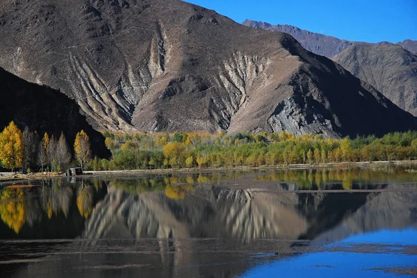 Malé Jezero Mimo Lhasa — Stock fotografie