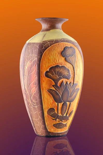 装饰精美的高装饰性陶瓷花瓶 背景为白色 — 图库照片
