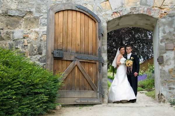 Wedding Couple Castle Door — Stock Photo, Image