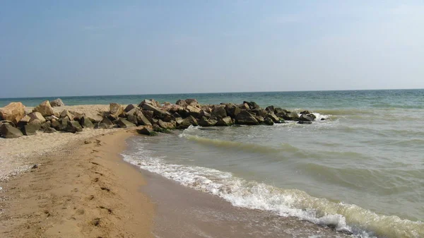 Wunderschöne Meereslandschaft Mit Sand Und Steinen — Stockfoto