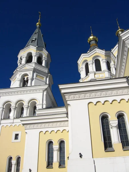 Красивая Церковь Фоне Голубого Неба — стоковое фото