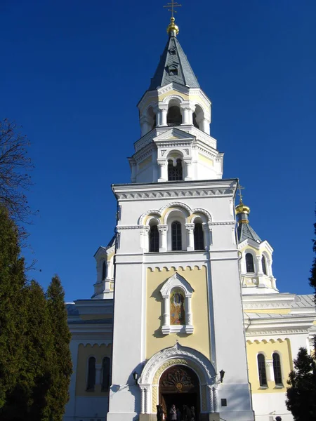 Schöne Kirche Vor Dem Hintergrund Des Blauen Himmels — Stockfoto