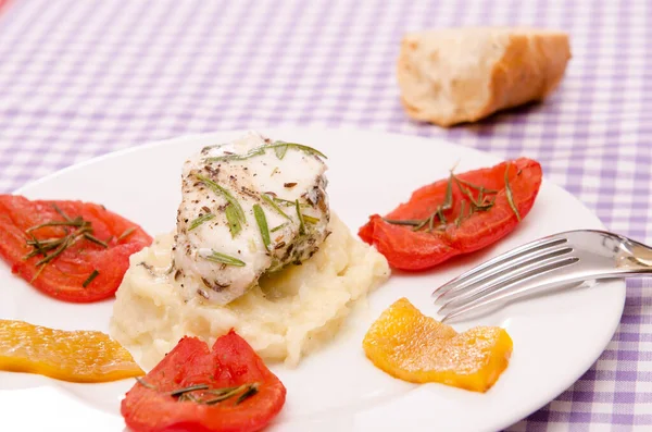 Macarrão Frito Uma Placa Com Tomate Pimentão — Fotografia de Stock