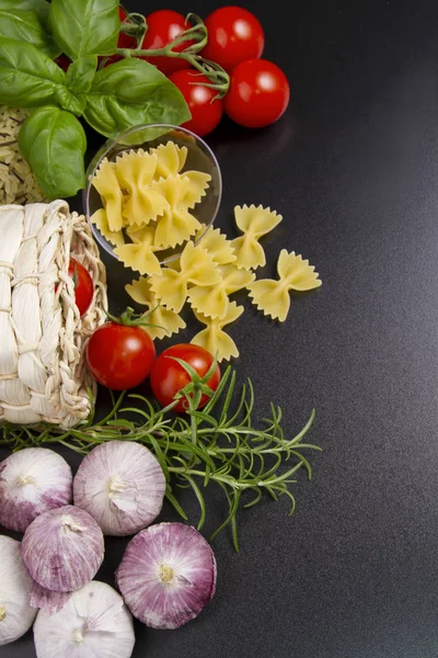 Włoski Makaron Pomidorami Bazylią Czosnkiem Czarnym Tle — Zdjęcie stockowe