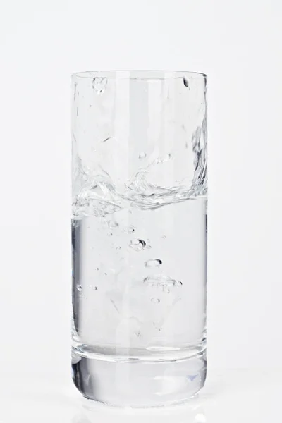 Versare Acqua Minerale Bicchiere — Foto Stock