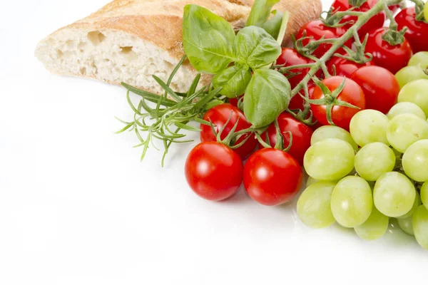 Ensalada Fresca Con Tomates Aceitunas Albahaca Sobre Fondo Blanco — Foto de Stock