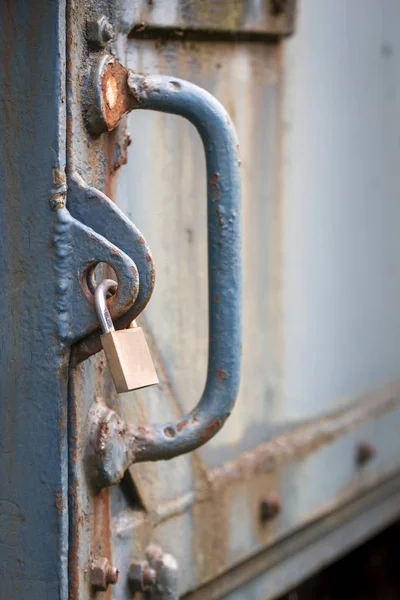 鉄の扉の南京錠 — ストック写真