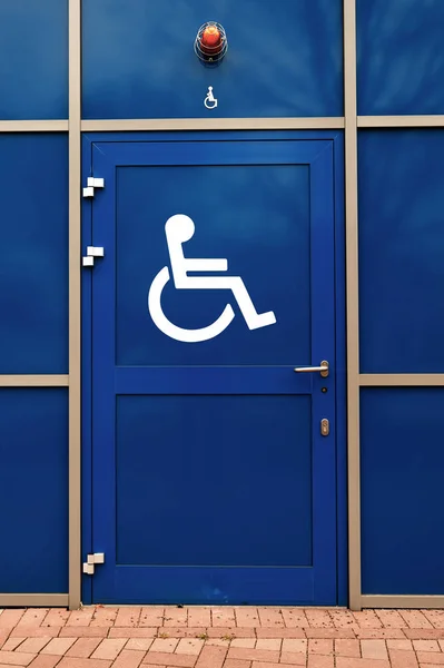 Homem Deficiente Cadeira Rodas Com Porta Azul — Fotografia de Stock