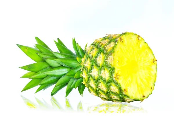 Beyaz Arka Plan Üzerinde Izole Taze Ananas — Stok fotoğraf