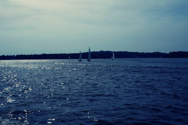 Segelboote Bei Gegenlicht Auf Einem Ver Foto — Fotografia de Stock