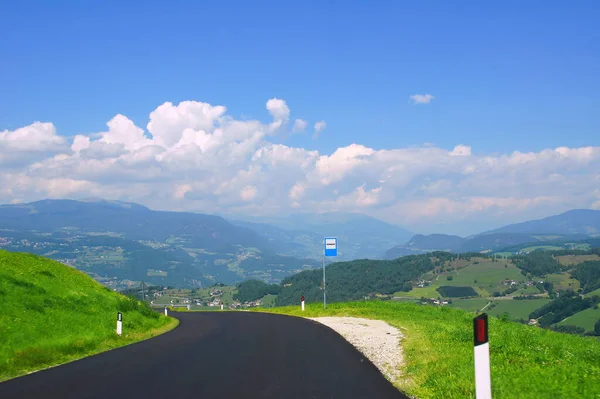 Straat Met Bushalte Buurt Van Steinegg Bij Bolzano Zuid Tirol — Stockfoto