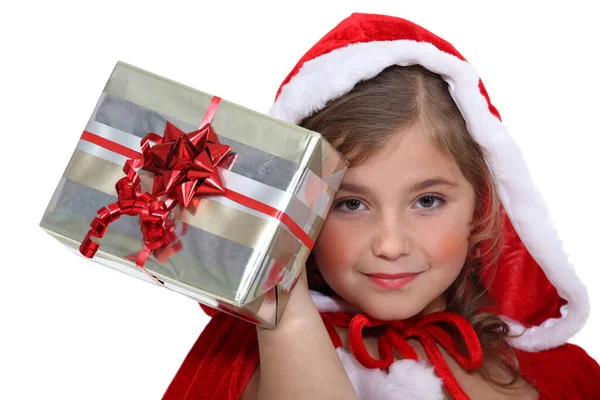 Holčička Oblečená Jako Santa Claus Drží Dárek — Stock fotografie