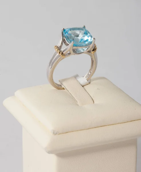 Anello Con Pietra Blu Espositore — Foto Stock