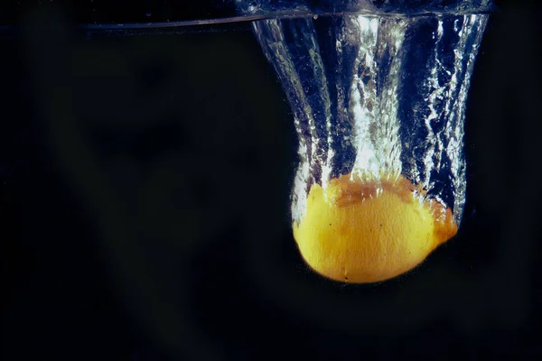Siyah Arkaplan Önünde Suya Düşen Limon — Stok fotoğraf