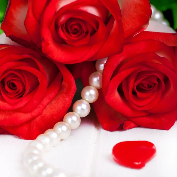 Czerwone Róże Perłowym Naszyjnikiem — Zdjęcie stockowe