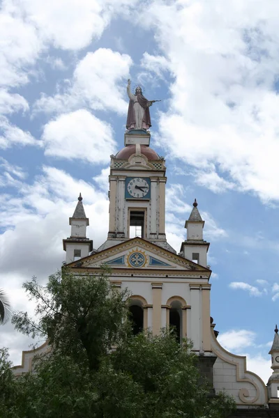 エクアドルのコタチの町の広場にある鐘楼にキリスト像のあるマリッツ教会 — ストック写真