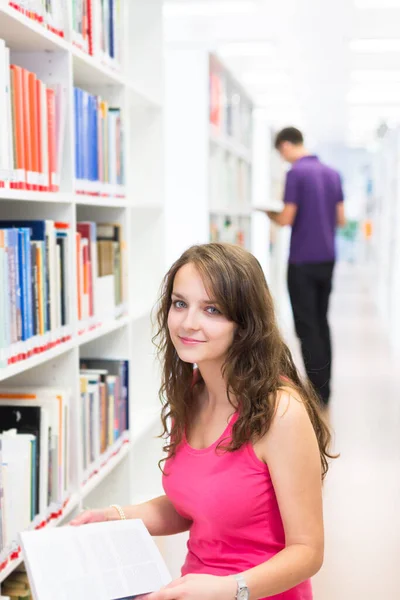 Студенты Колледжей Библиотеке — стоковое фото