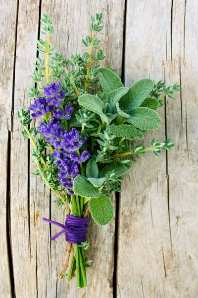 Пучок Свіжих Зелених Фіолетових Квітів Дерев Яному Фоні — стокове фото