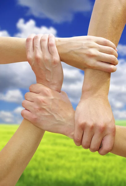 Mãos Ligadas Sobre Fundo Céu Simbolizando Trabalho Equipe Amizade — Fotografia de Stock