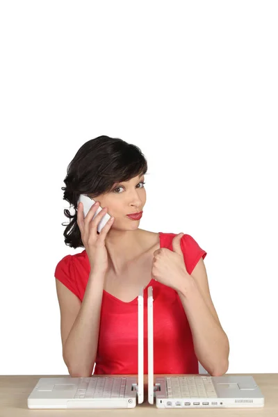 Bruna Con Due Computer Telefono Cellulare — Foto Stock