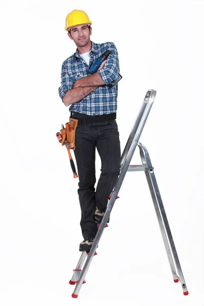 Handwerker Steht Auf Der Treppe Einer Leiter — Stockfoto