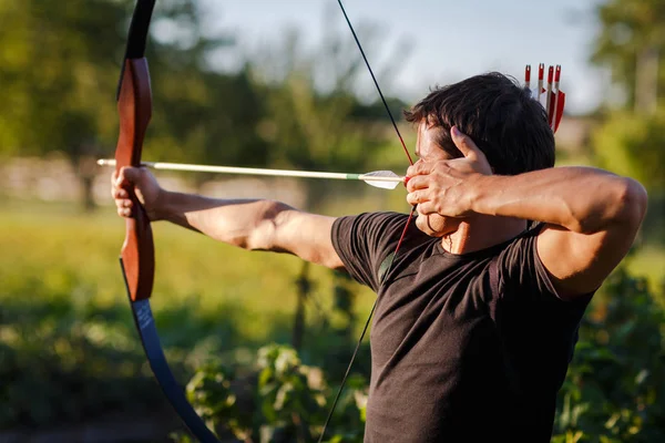 Mladý Archer Školení Lukem Stock Fotografie