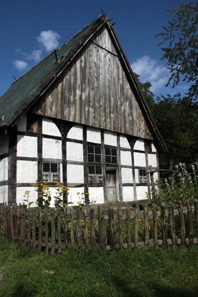 Tudor Estilo Casa Casa Cottage Jardim — Fotografia de Stock